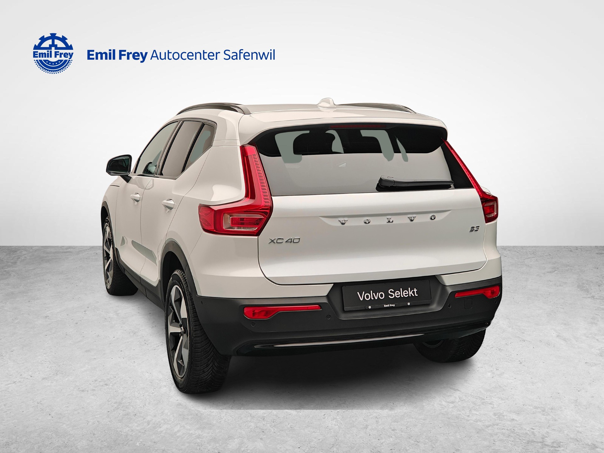 VOLVO XC40 2.0 B3 MH Plus Dark-showroom-element-2