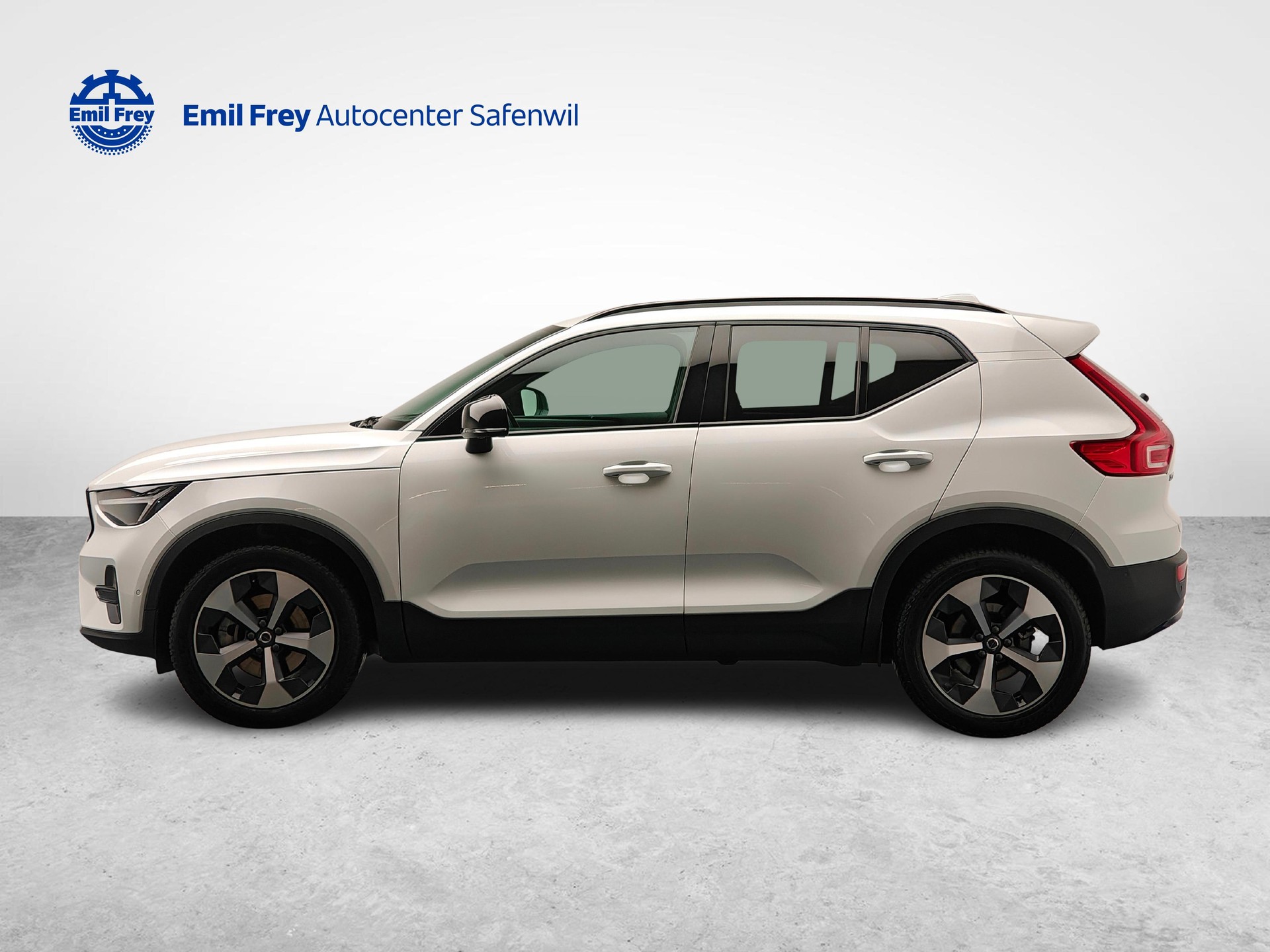 VOLVO XC40 2.0 B3 MH Plus Dark-showroom-element-1