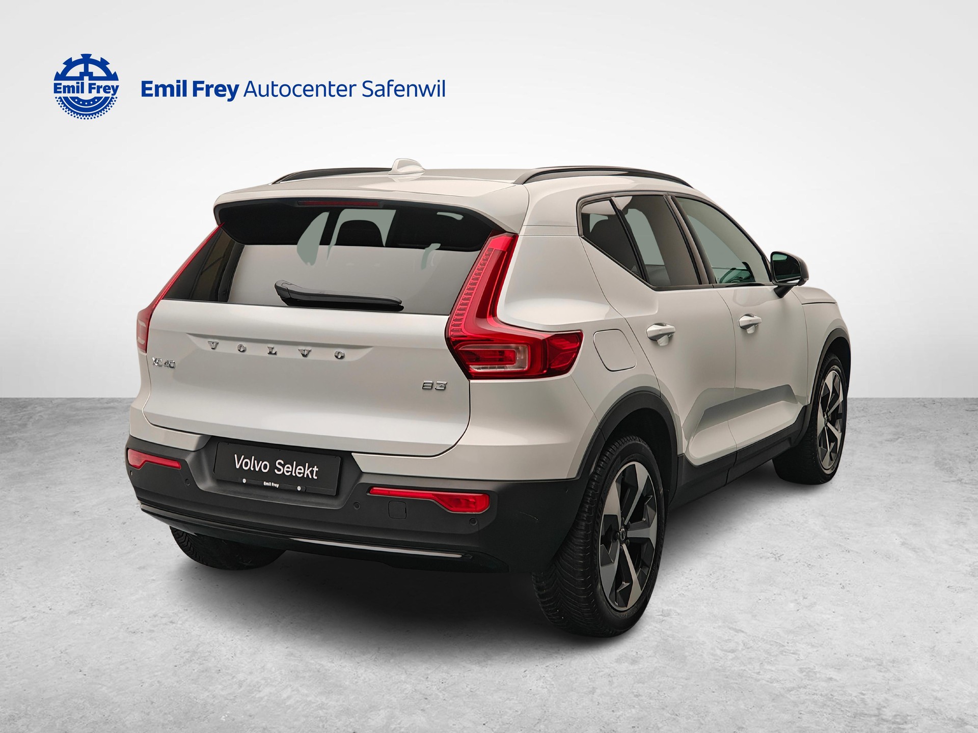 VOLVO XC40 2.0 B3 MH Plus Dark-image-4