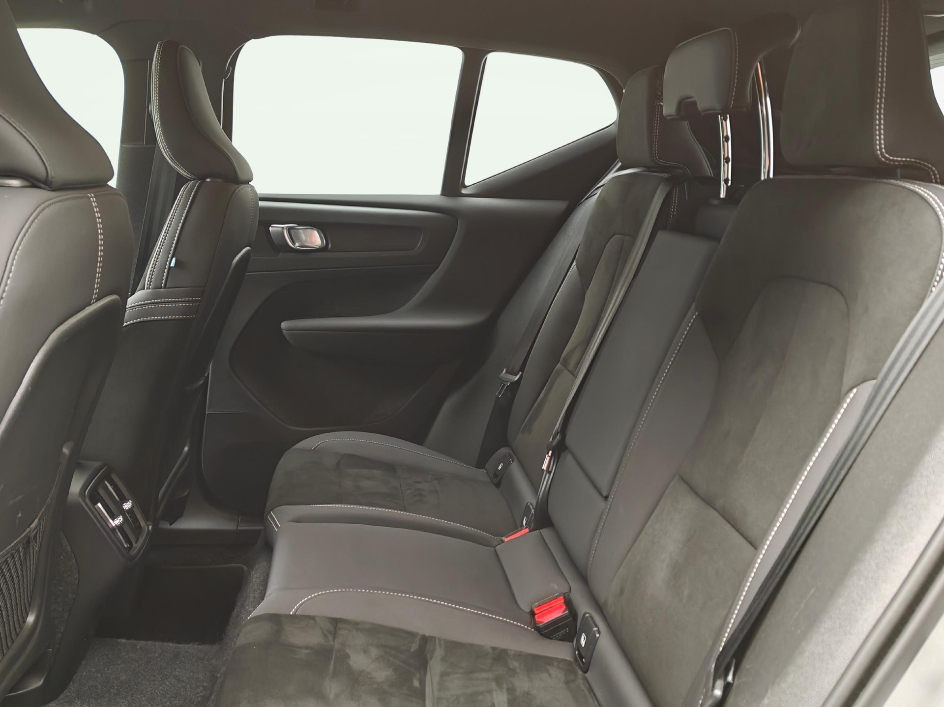 VOLVO XC40 2.0 B3 MH Plus Dark-image-10