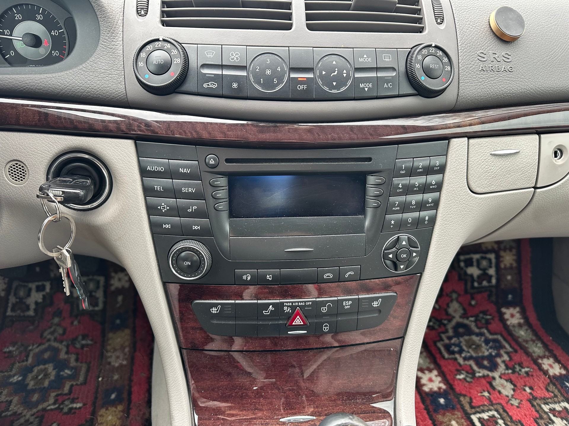 MERCEDES-BENZ E 220 CDI Classic-image-10
