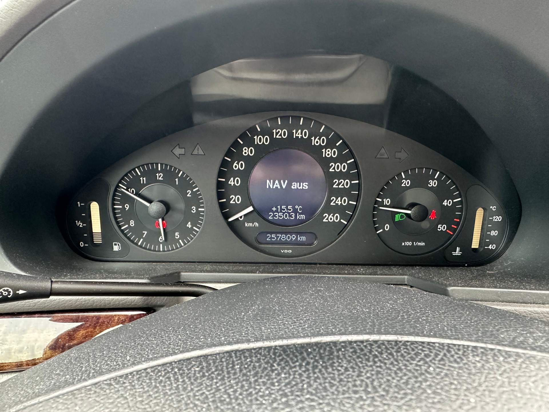 MERCEDES-BENZ E 220 CDI Classic-image-9