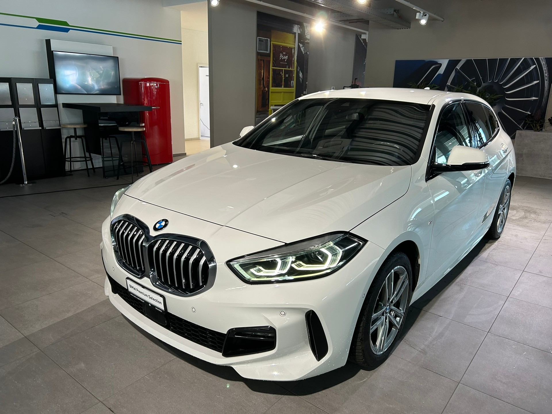 BMW 120i M Sport Steptronic-showroom-element-1