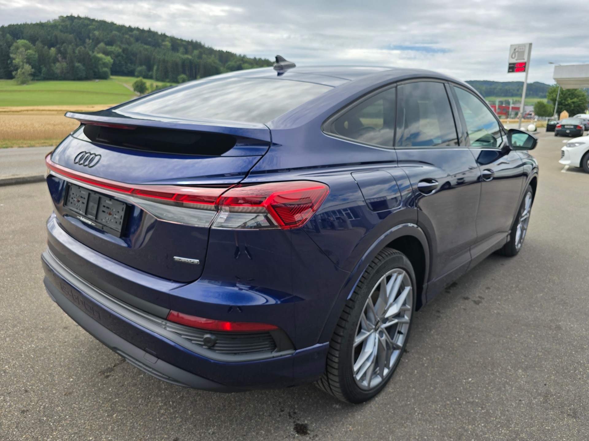 AUDI Q4 Sportback e-tron 50 quattro-image-3