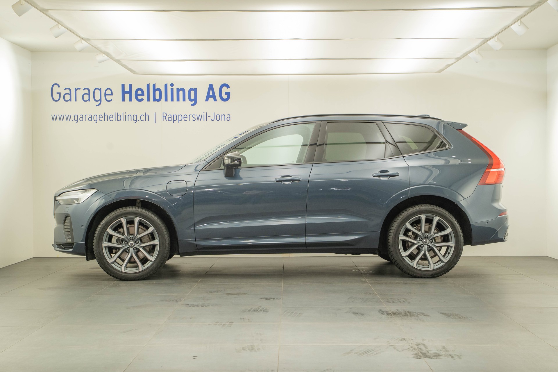 VOLVO XC60 2.0 T6 TE Ultimate Dark eAWD-showroom-element-2