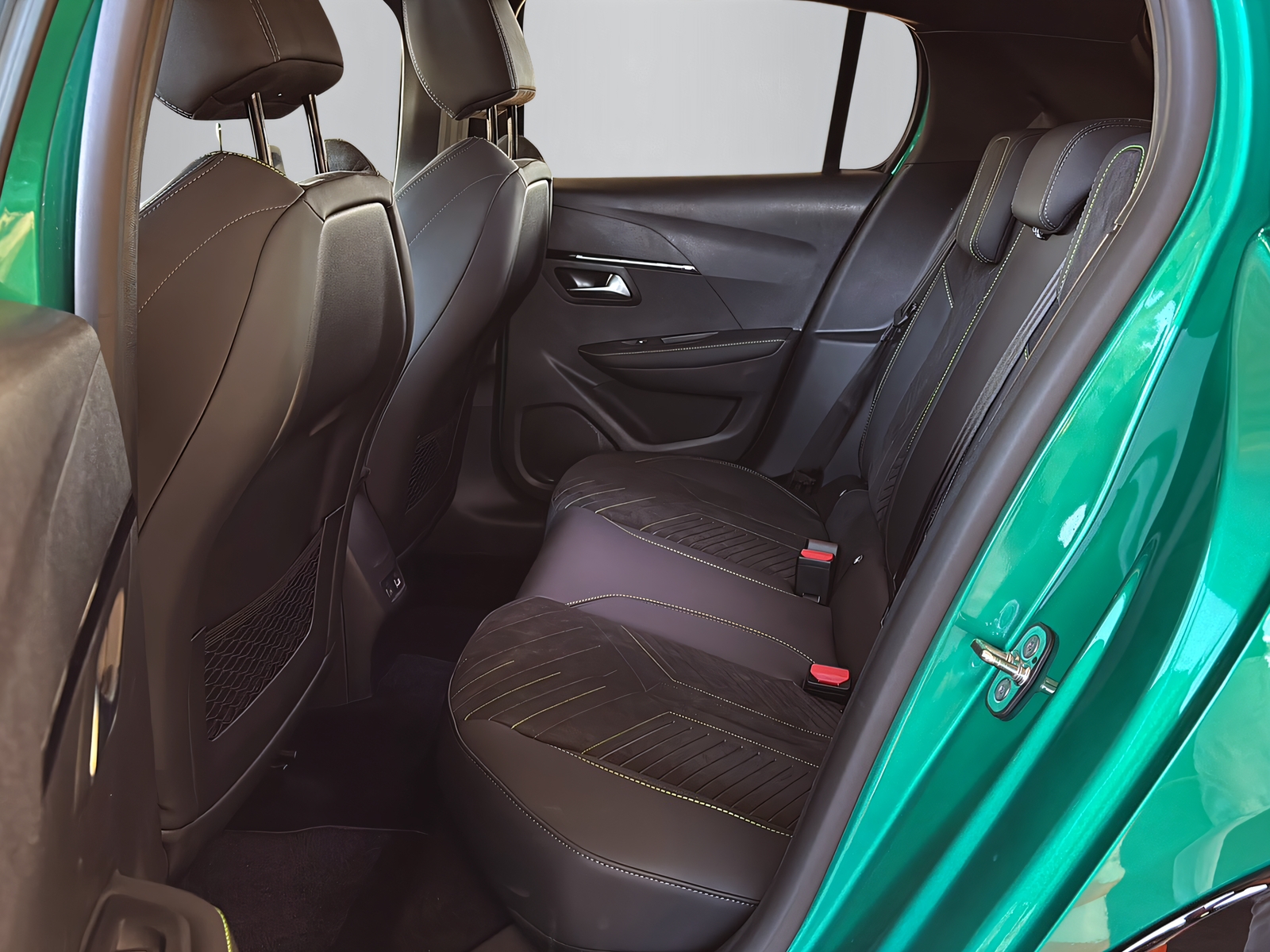 PEUGEOT 208 1.2 Hybrid 145 GT Exclusive-image-6