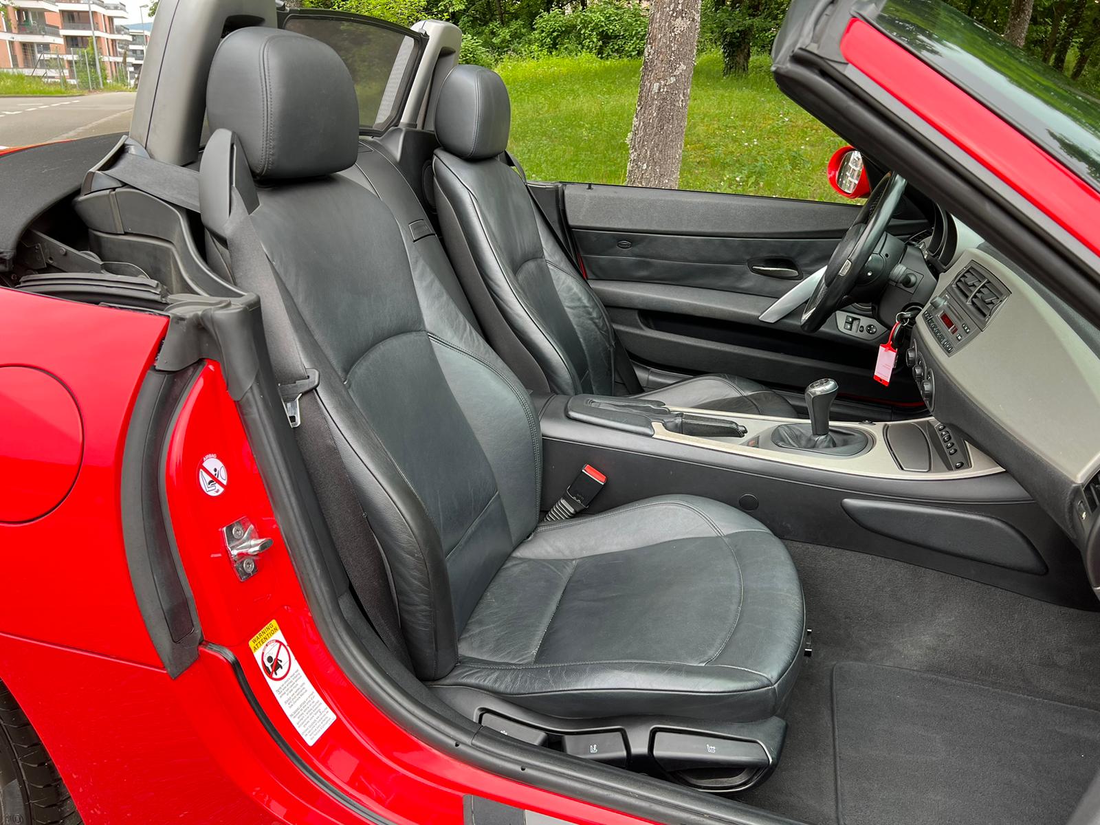 BMW Z4 3.0i Roadster-image-11