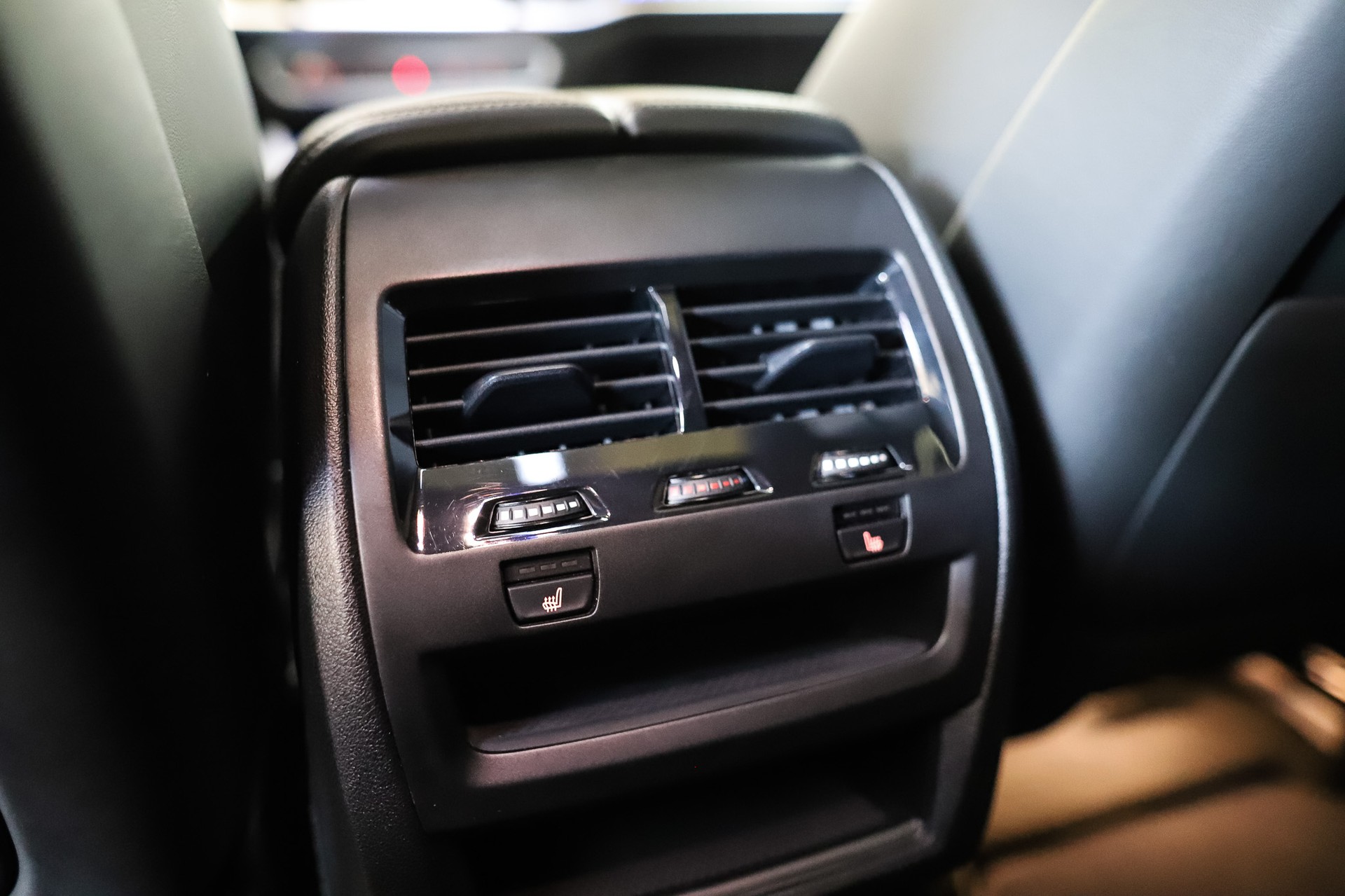 BMW X6 xDrive 48V M60i M Sport Pro Steptronic-image-21