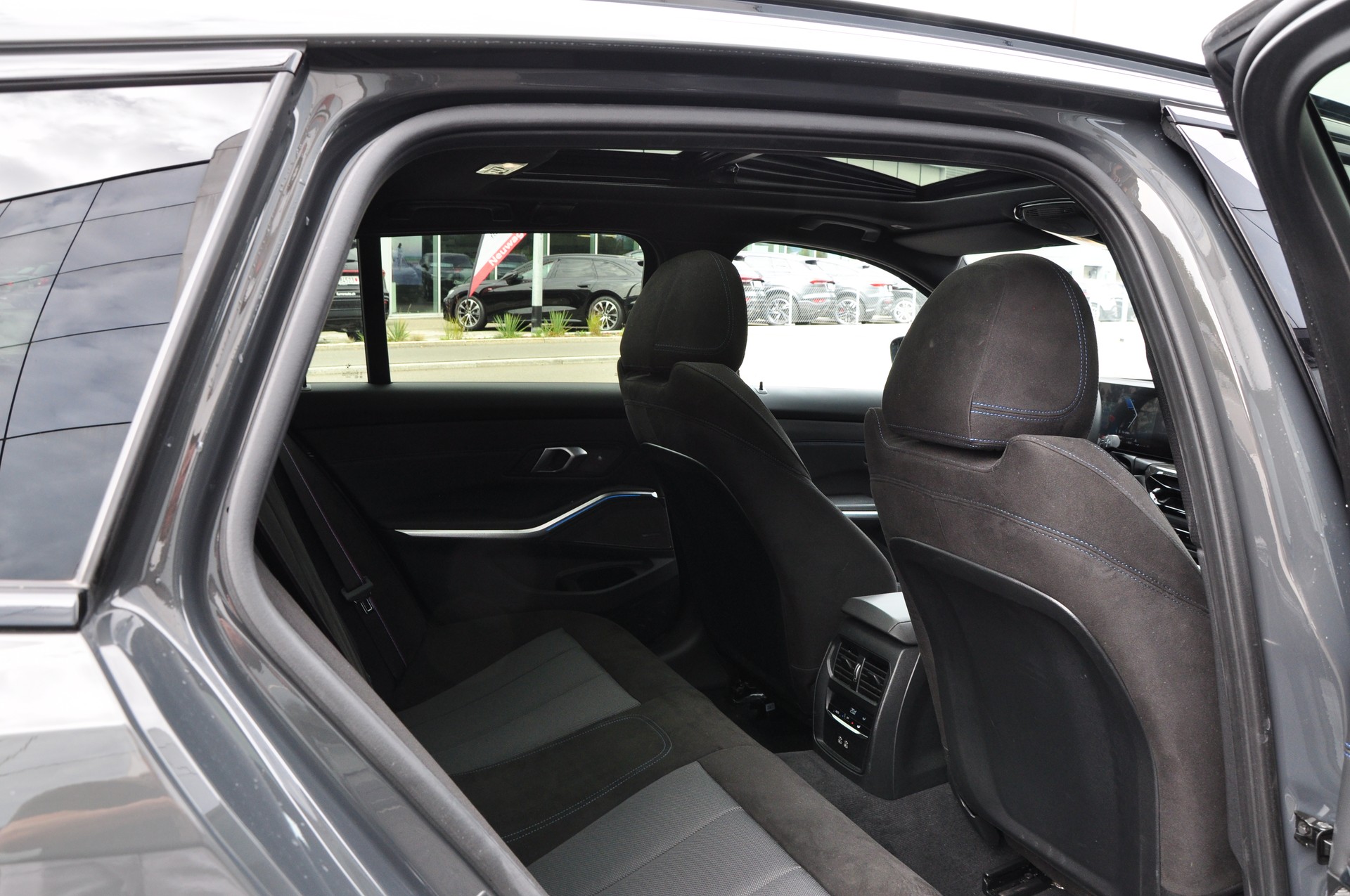 BMW 320d xDrive 48V Touring Steptronic M Sport Pro-image-16