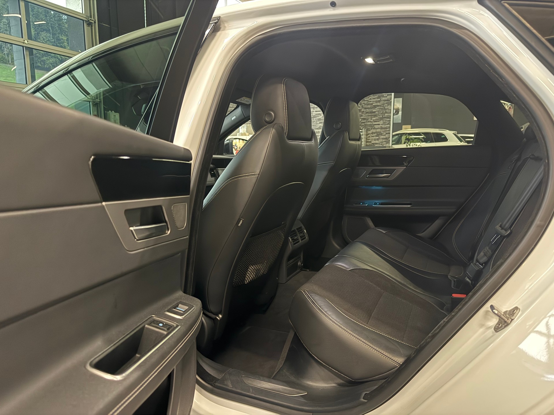 JAGUAR XF 20d R-Sport Automatic-image-24