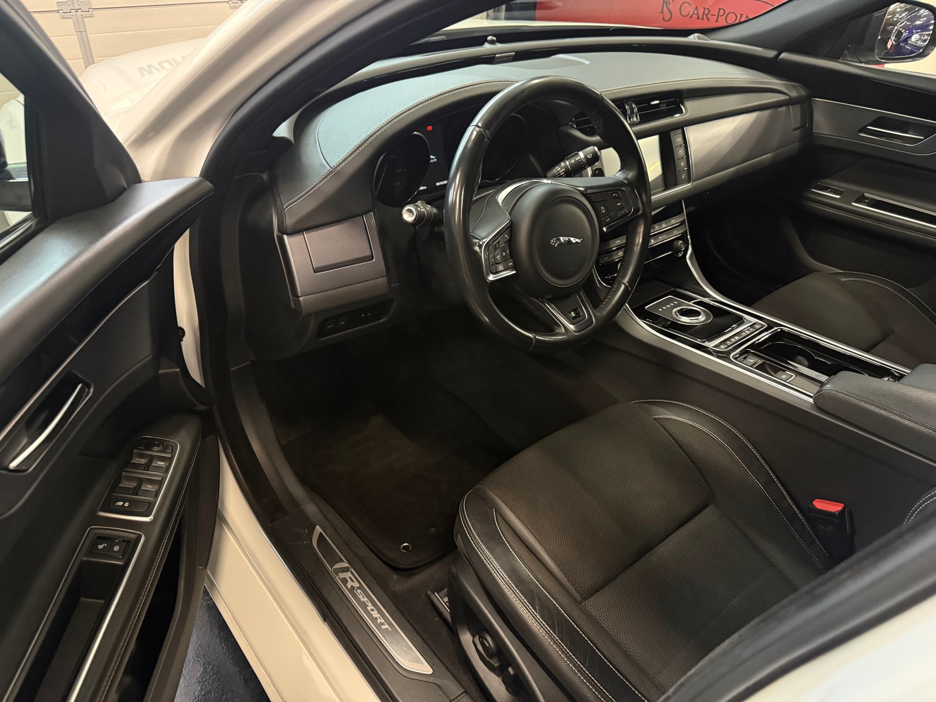 JAGUAR XF 20d R-Sport Automatic-image-25