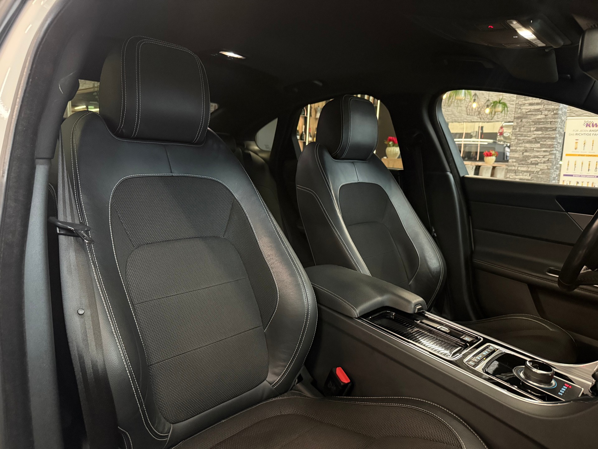 JAGUAR XF 20d R-Sport Automatic-image-22