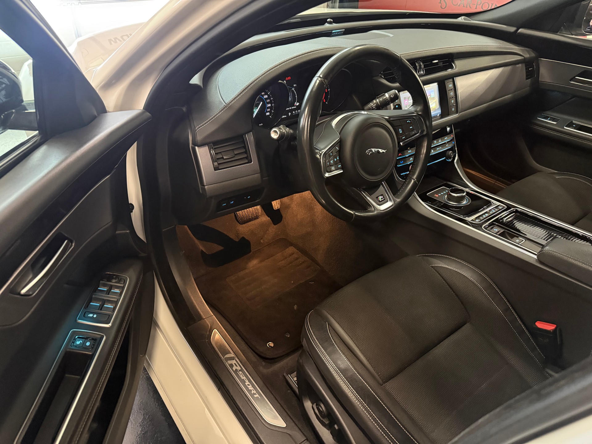 JAGUAR XF 20d R-Sport Automatic-image-8