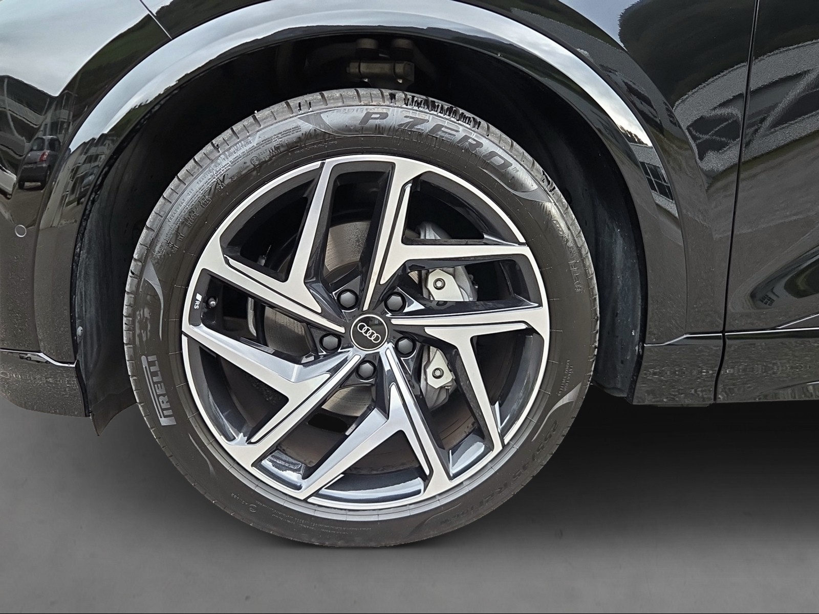 AUDI Q6 e-tron quattro-showroom-element-3