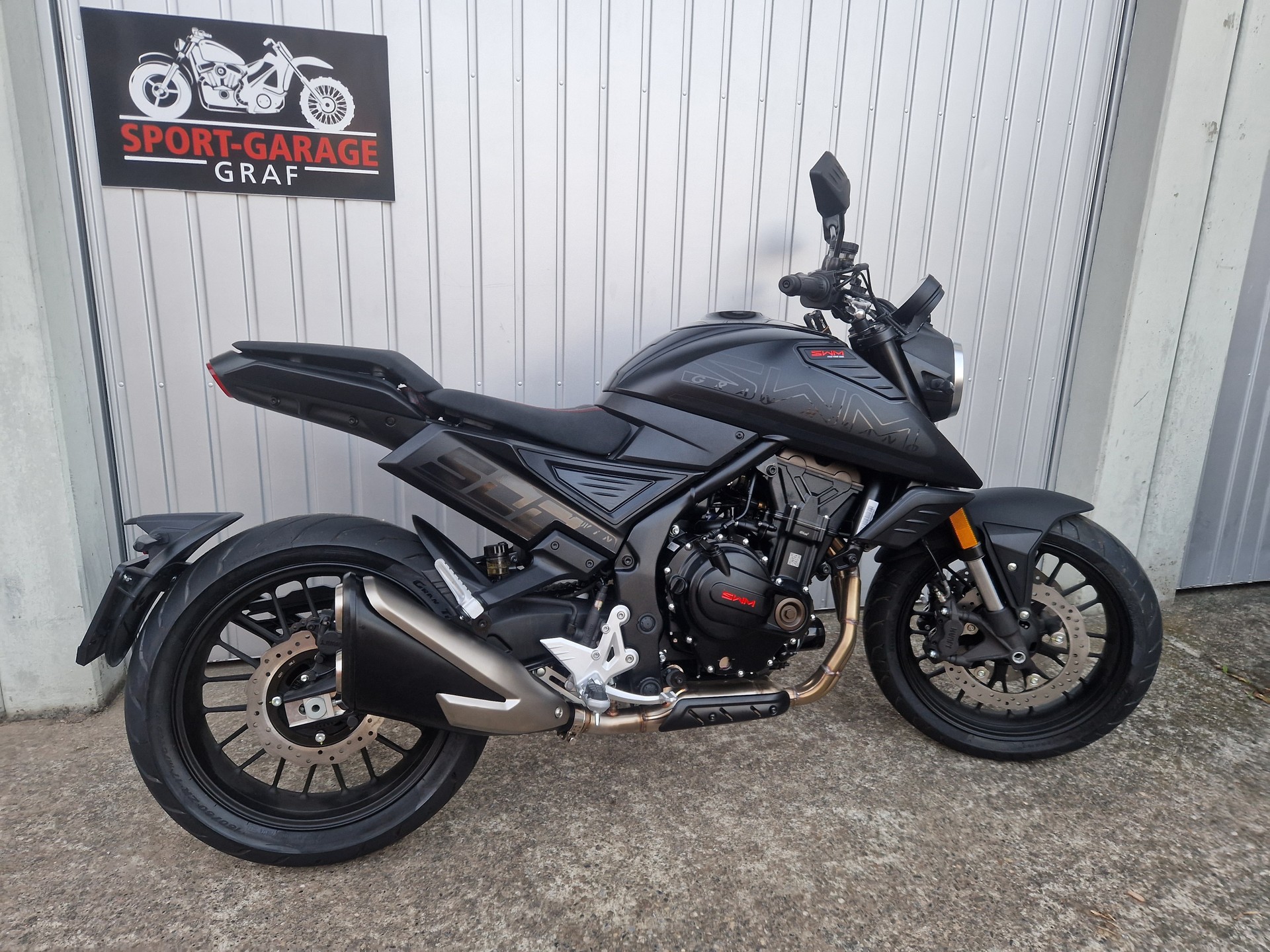 SWM New Black 2025-showroom-element-1