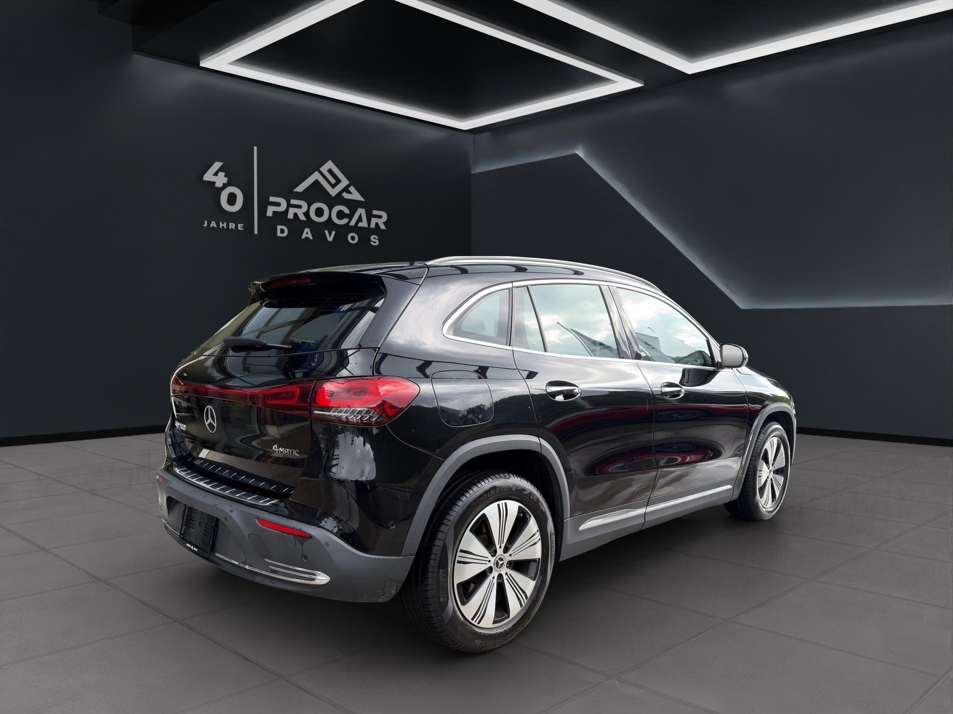 MERCEDES-BENZ EQA 300 Swiss Star Progressive 4matic-image-3