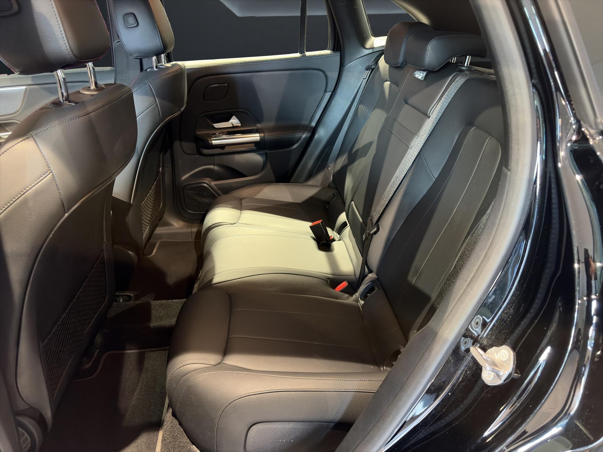 MERCEDES-BENZ EQA 300 Swiss Star Progressive 4matic-image-7