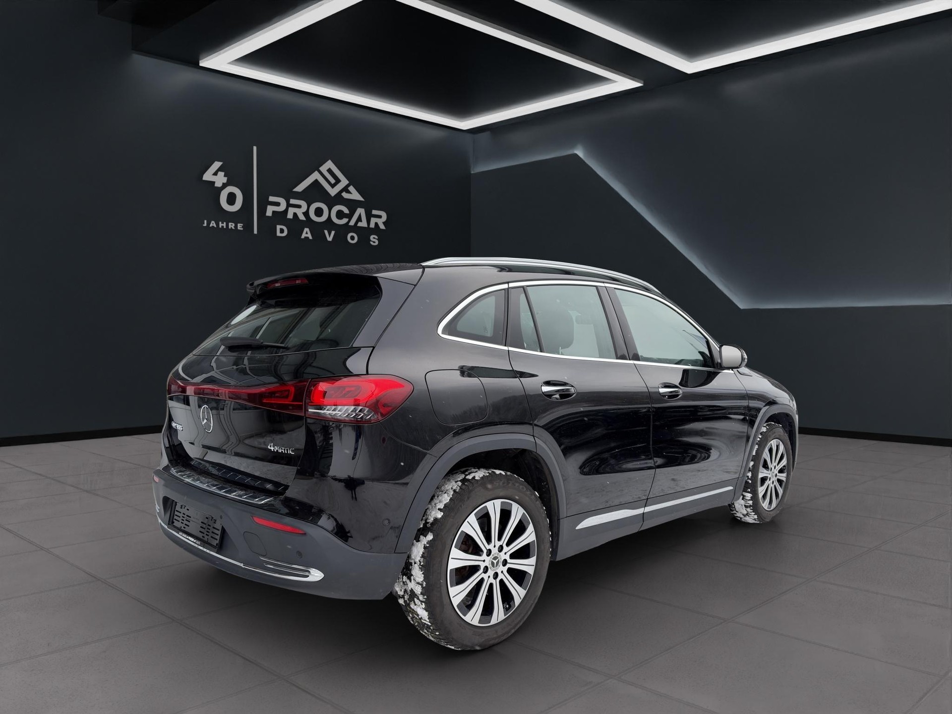 MERCEDES-BENZ EQA 300 Swiss Star Progressive 4matic-image-4