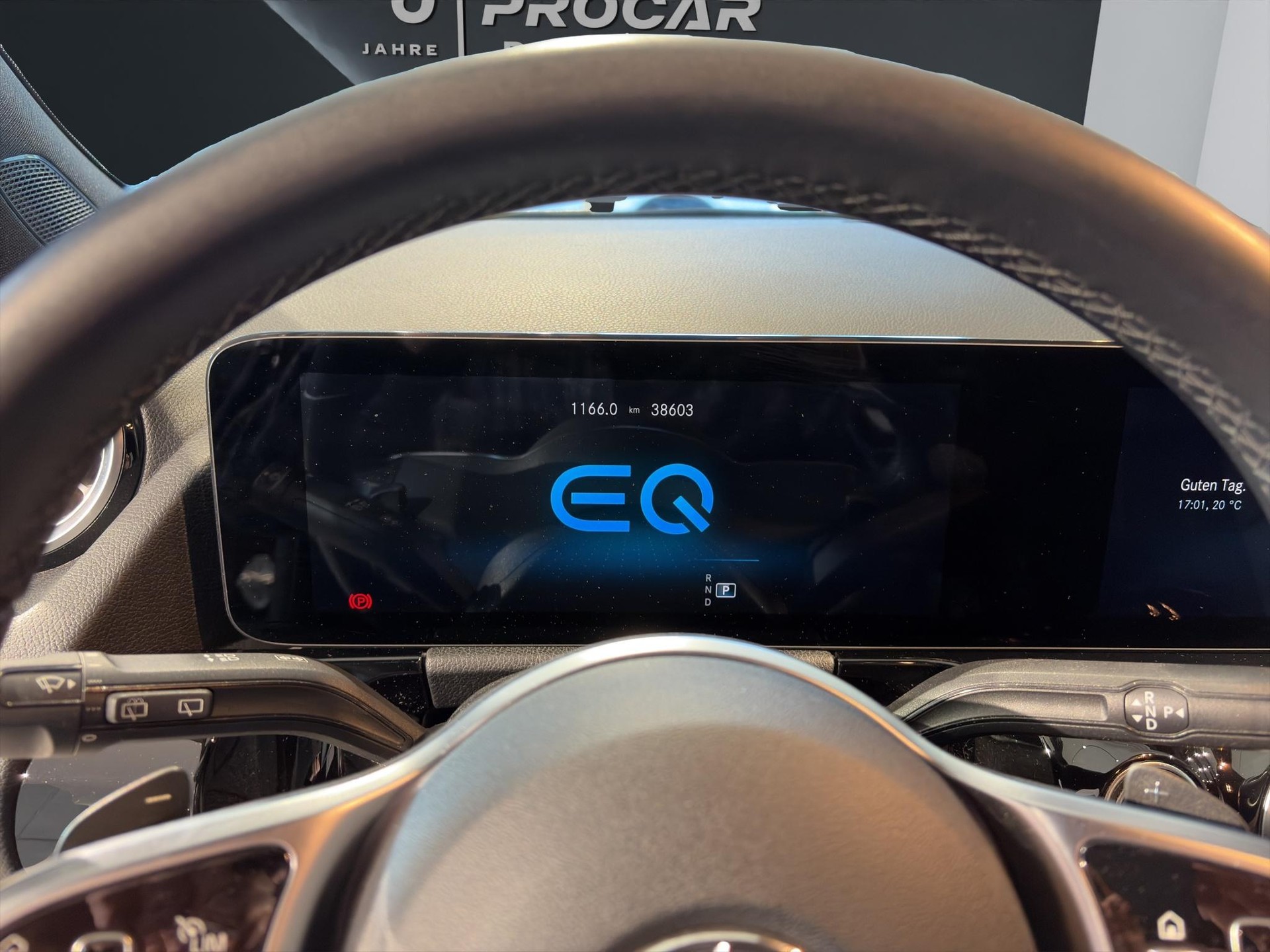MERCEDES-BENZ EQA 300 Swiss Star Progressive 4matic-image-8