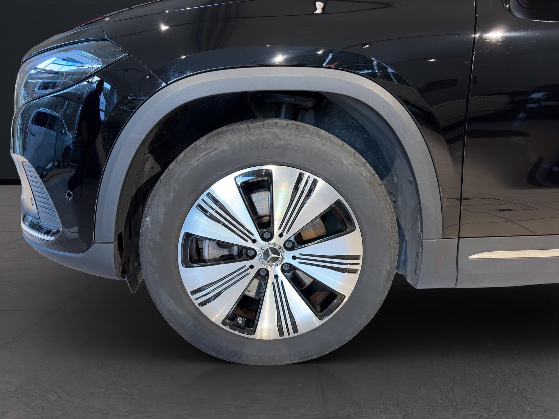 MERCEDES-BENZ EQA 300 Swiss Star Progressive 4matic-image-5