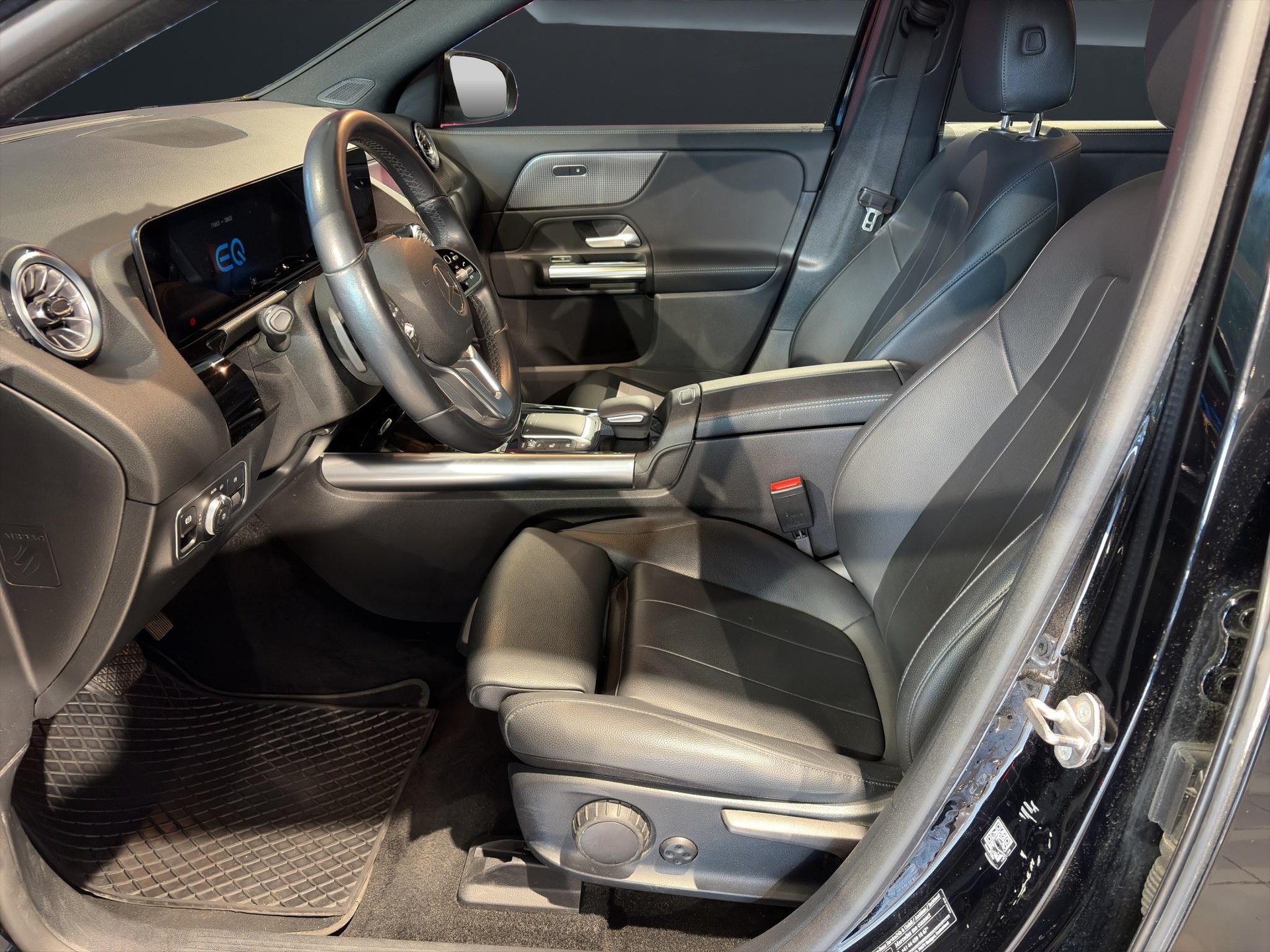 MERCEDES-BENZ EQA 300 Swiss Star Progressive 4matic-image-6