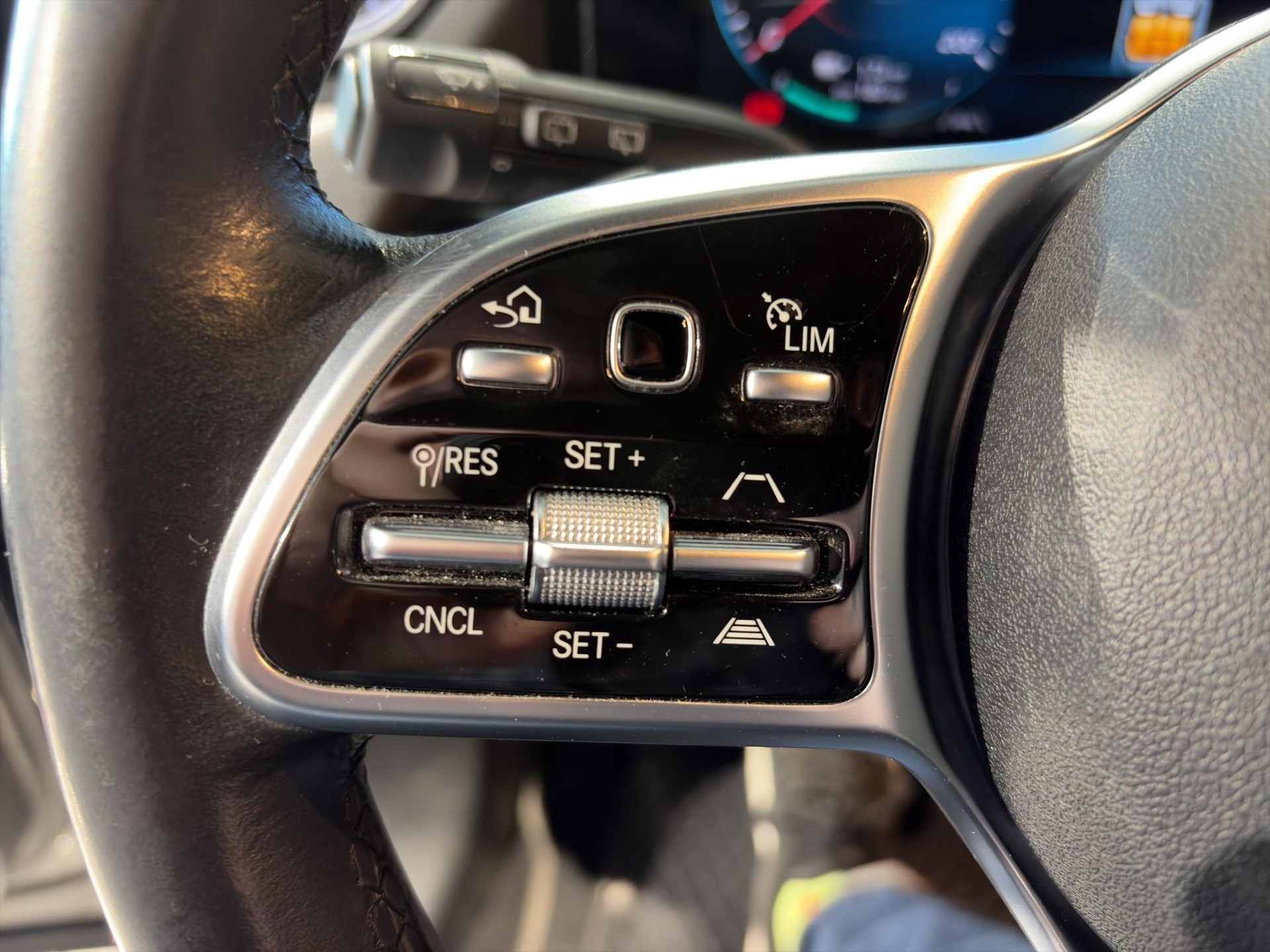 MERCEDES-BENZ EQA 300 Swiss Star Progressive 4matic-image-9