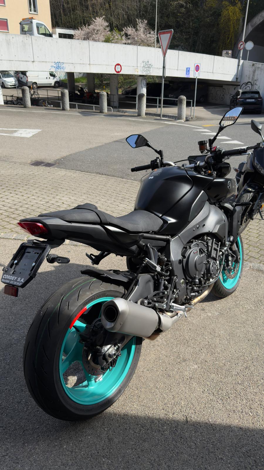 YAMAHA MT-10 ABS-showroom-element-2