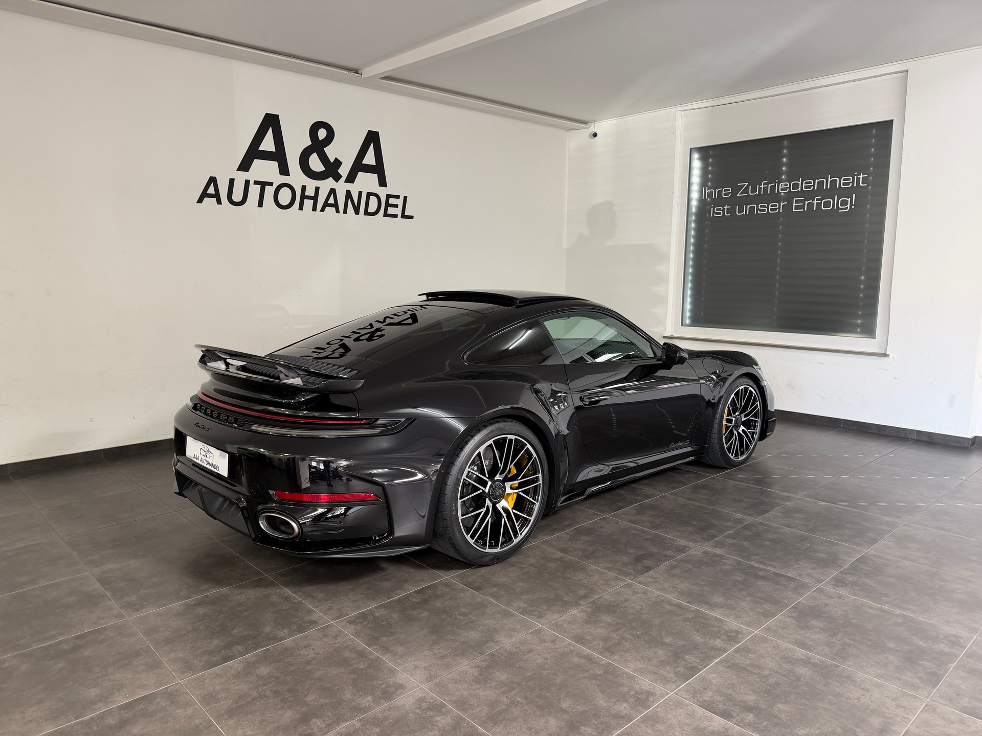 PORSCHE Turbo S-showroom-element-3