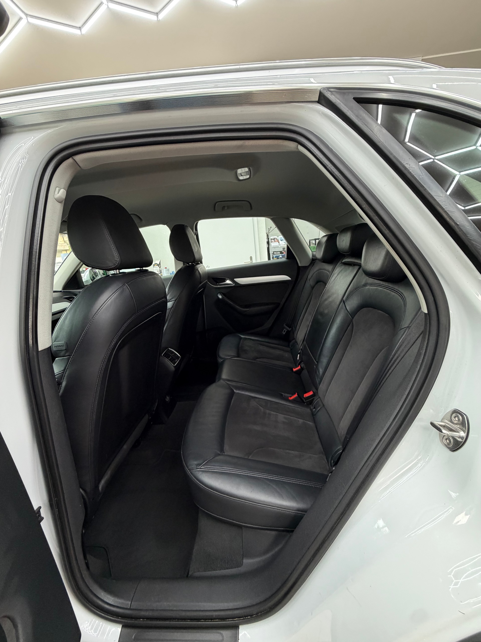 AUDI Q3 2.0 TDI quattro S-tronic-image-11