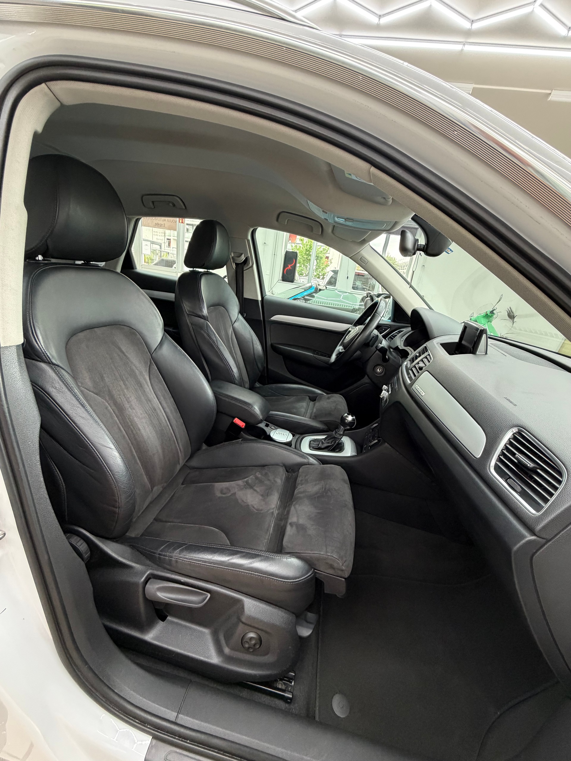 AUDI Q3 2.0 TDI quattro S-tronic-image-12