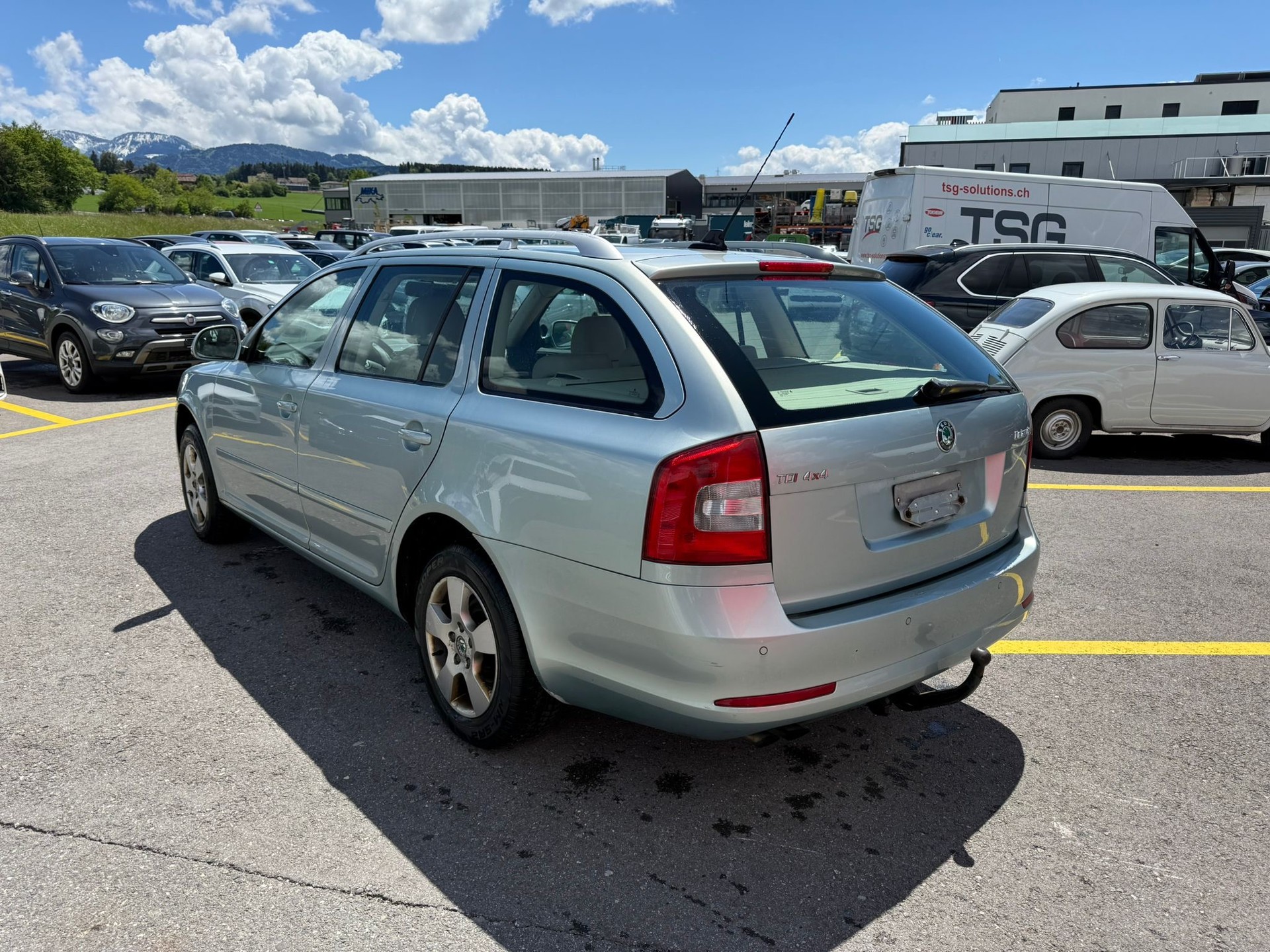 SKODA Octavia Combi 2.0 TDI Adventure 4x4-image-3