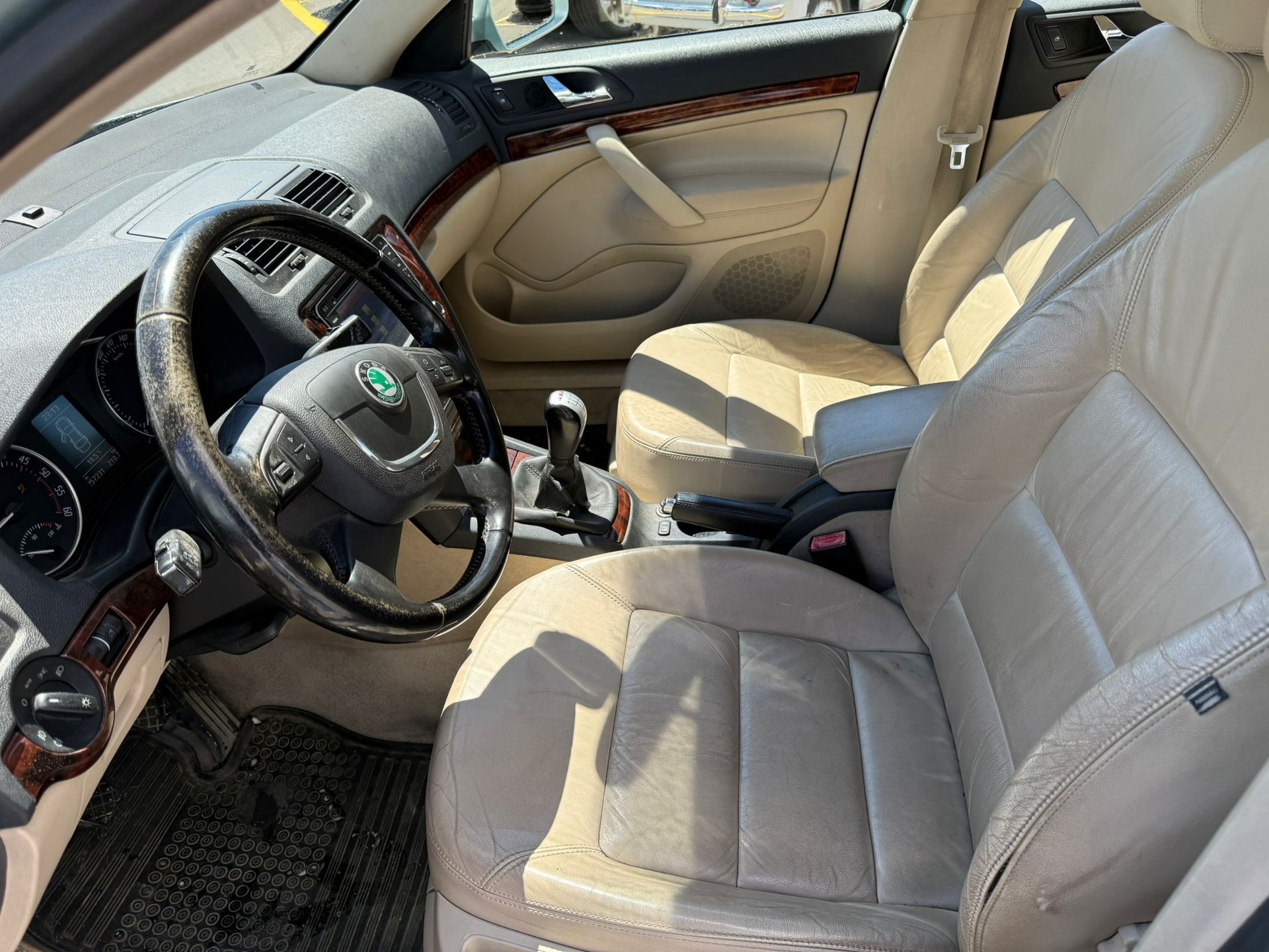 SKODA Octavia Combi 2.0 TDI Adventure 4x4-image-8