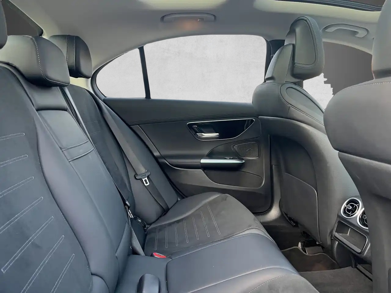 MERCEDES-BENZ C 300de AMG Line-image-12