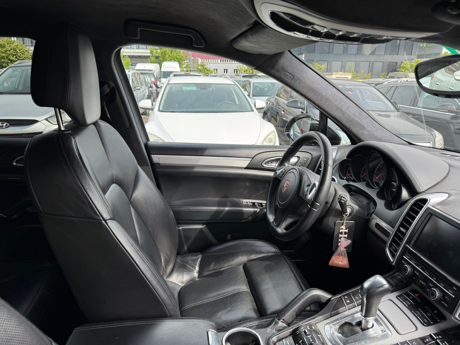 PORSCHE Cayenne Turbo-image-12