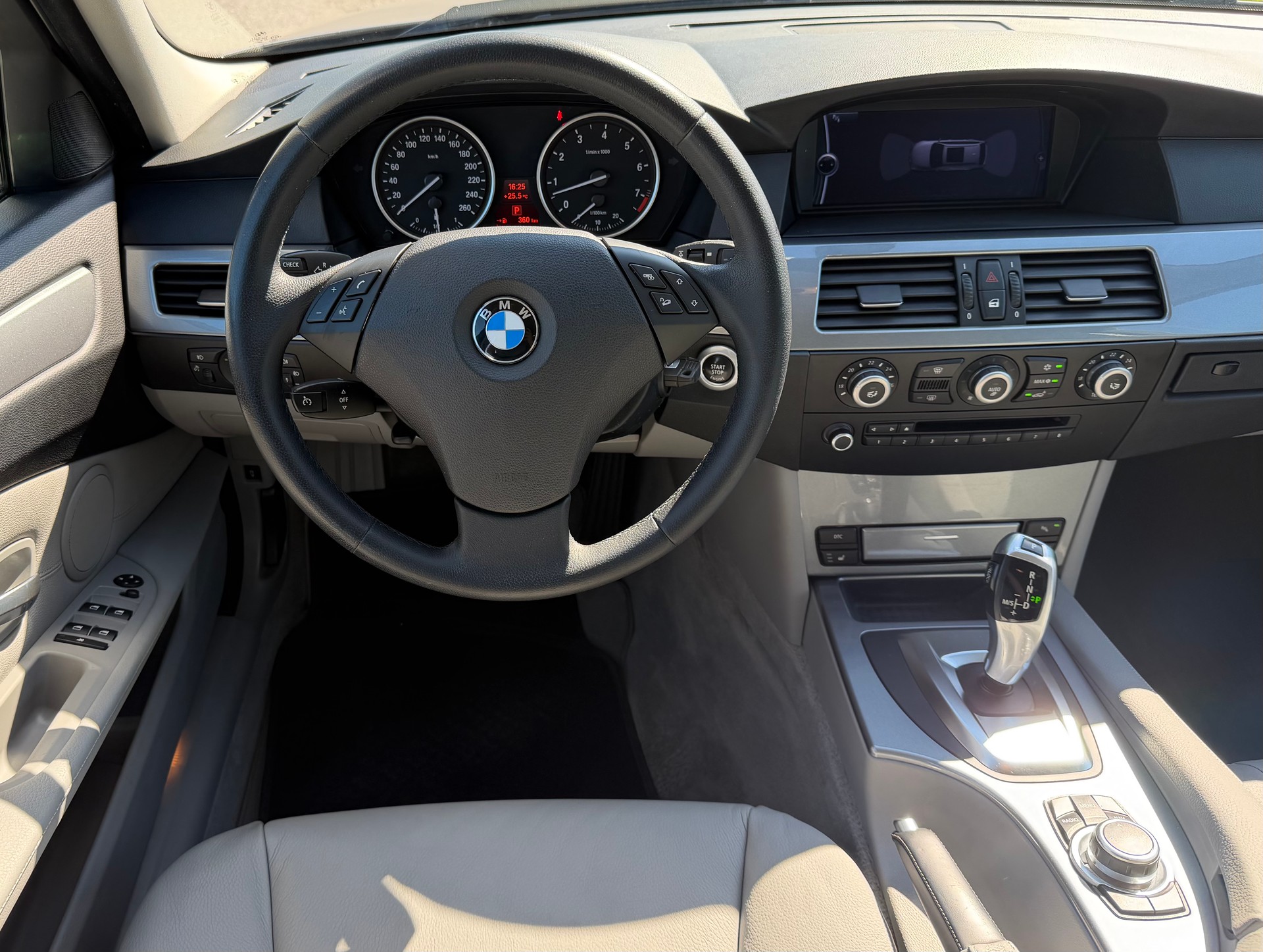 BMW 525xi Touring Steptronic-image-12