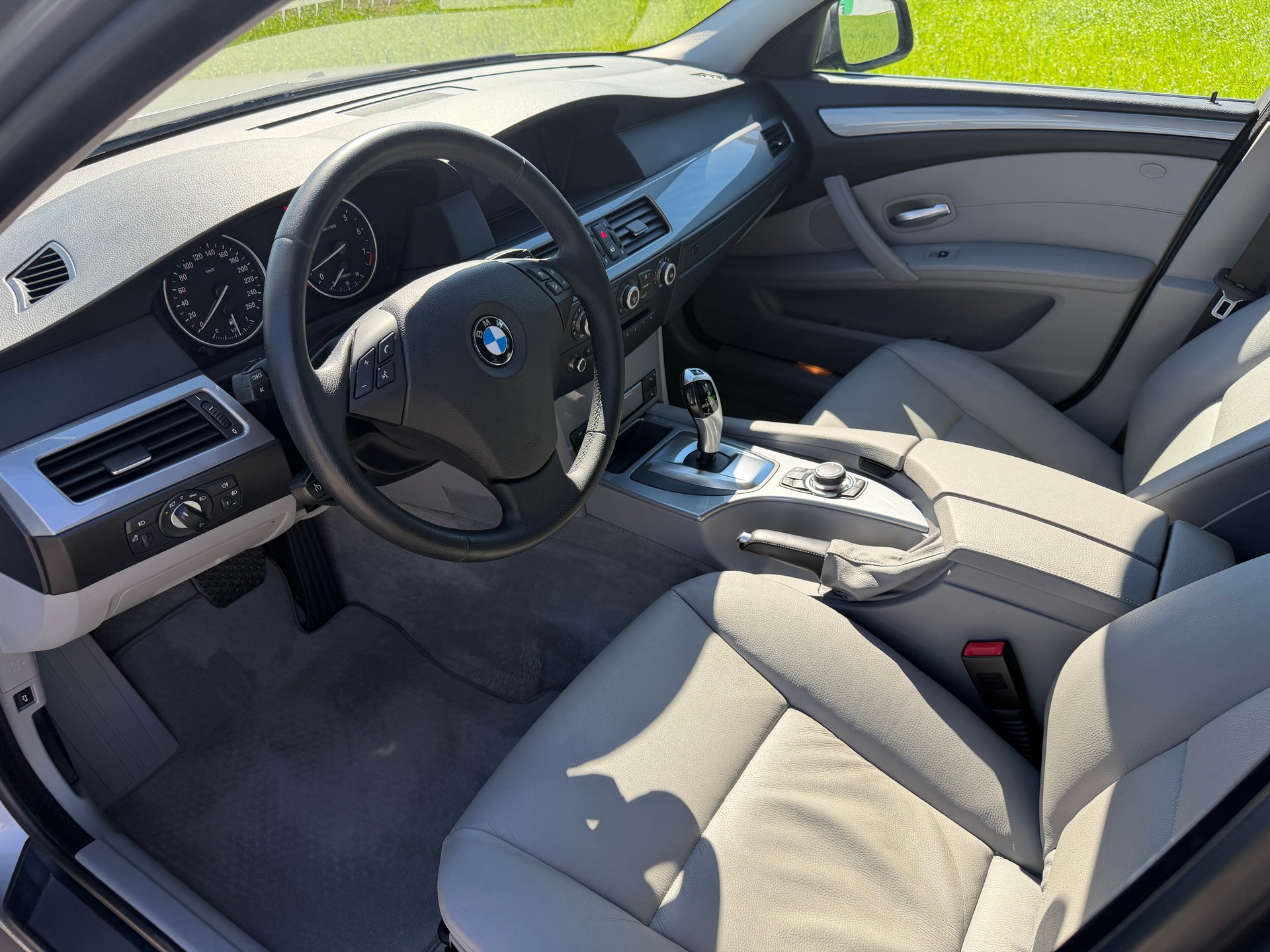 BMW 525xi Touring Steptronic-image-8