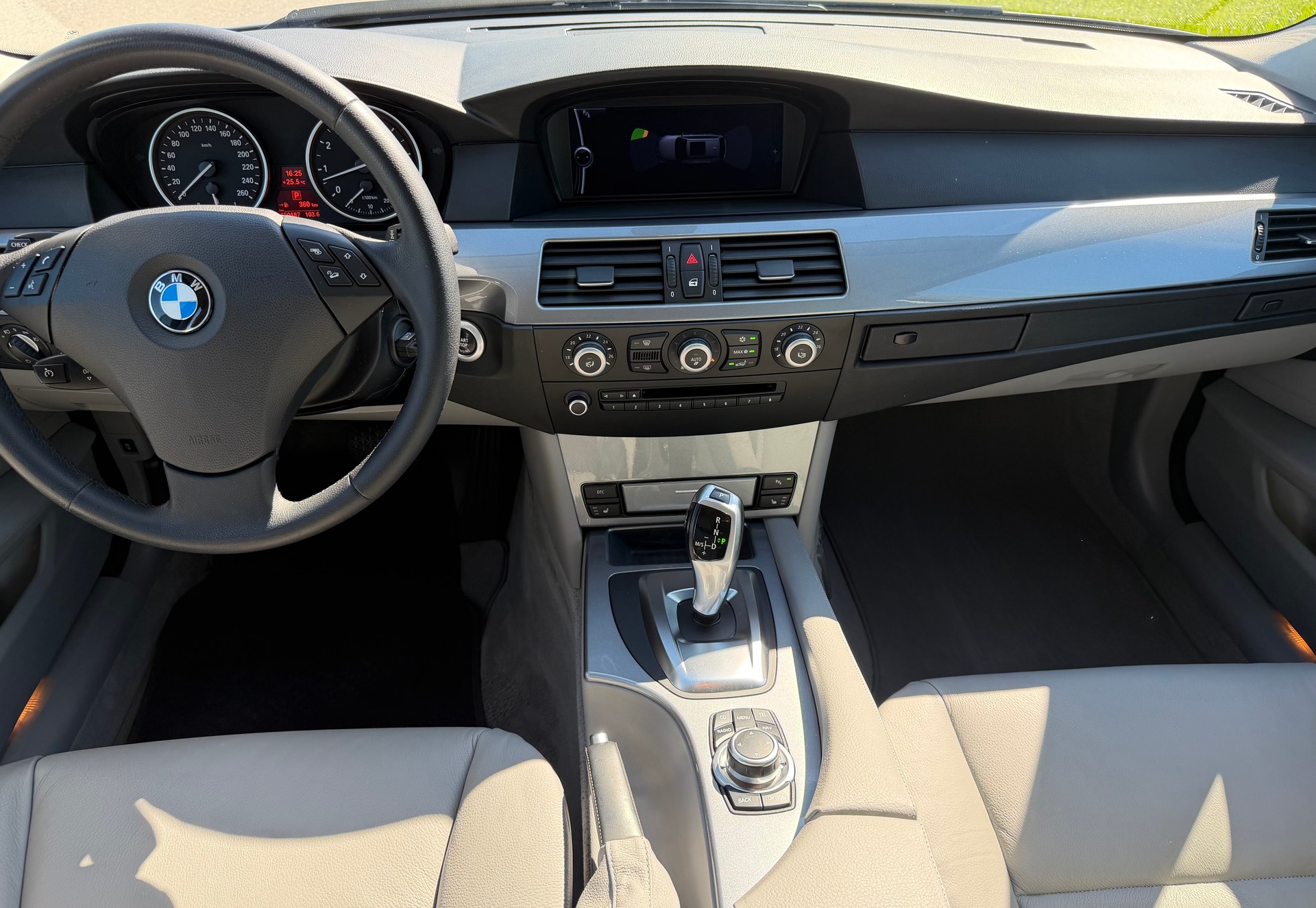 BMW 525xi Touring Steptronic-image-13