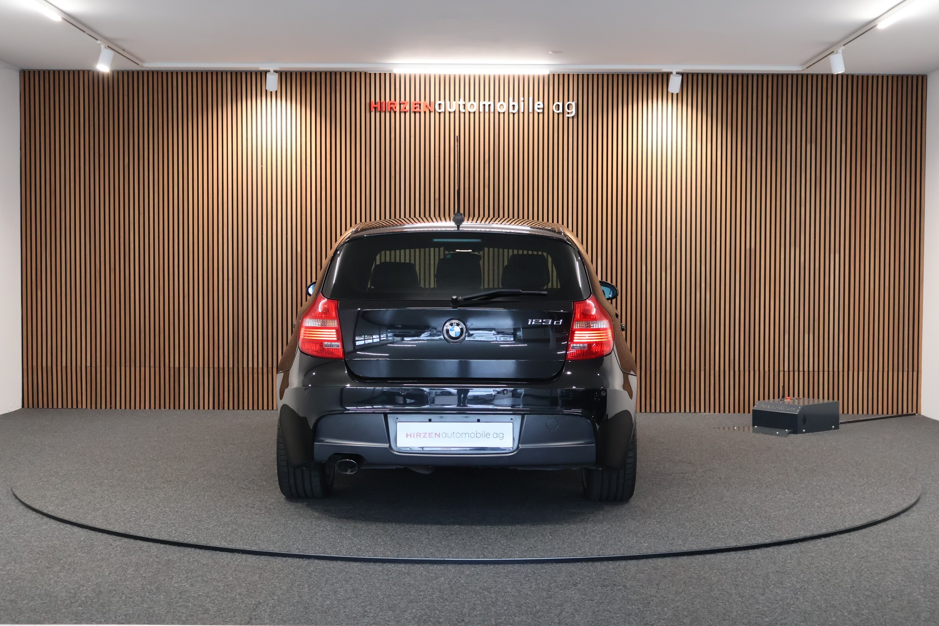 BMW 123d Steptronic-showroom-element-3