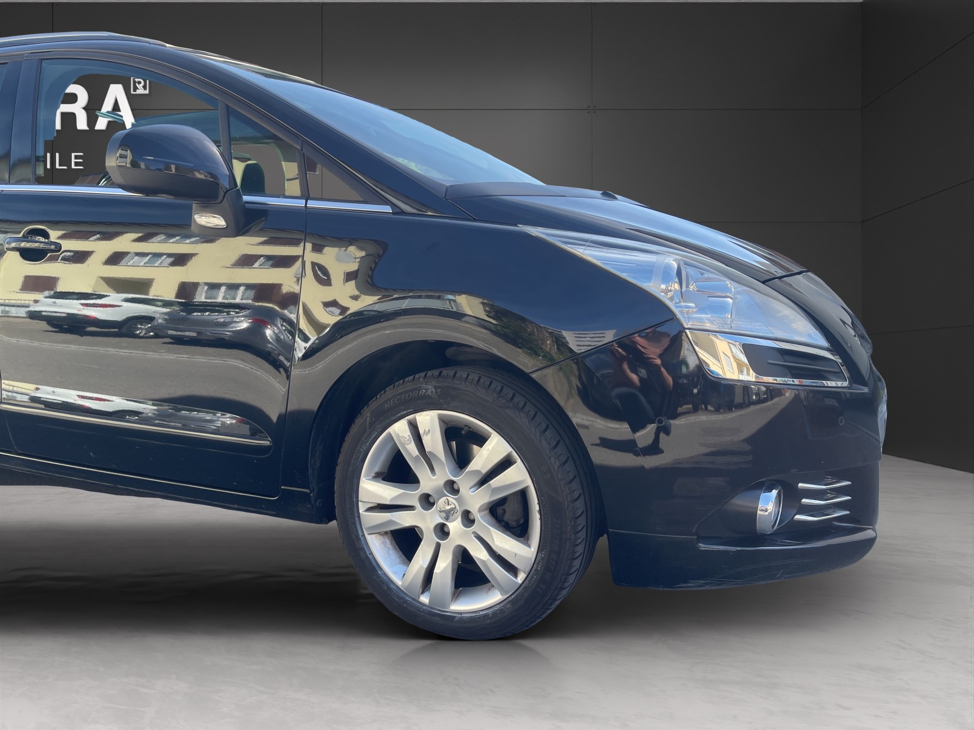 PEUGEOT 5008 1.6 16V T Family Automatic-image-14