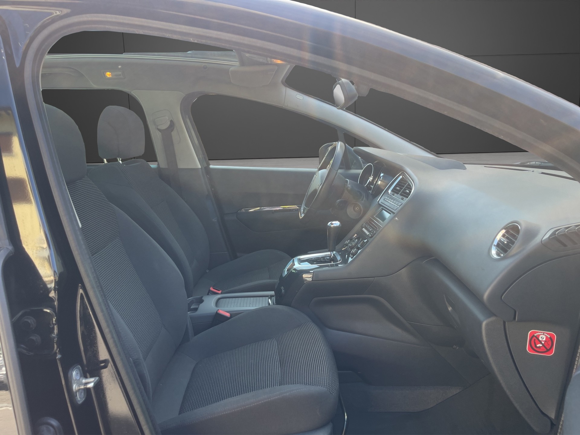 PEUGEOT 5008 1.6 16V T Family Automatic-image-10