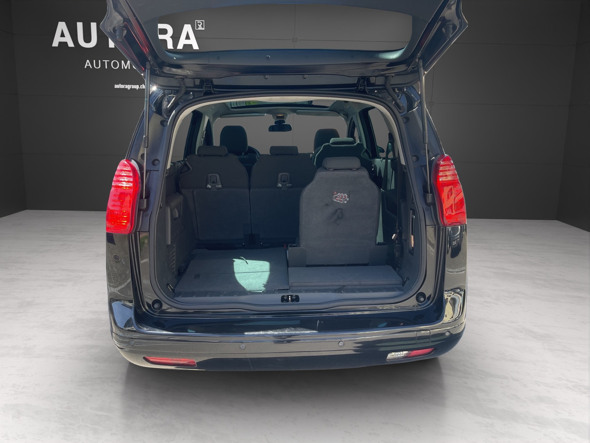 PEUGEOT 5008 1.6 16V T Family Automatic-image-13