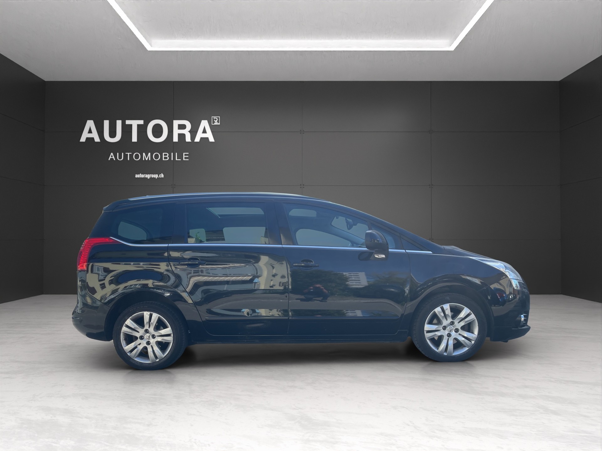 PEUGEOT 5008 1.6 16V T Family Automatic-image-5