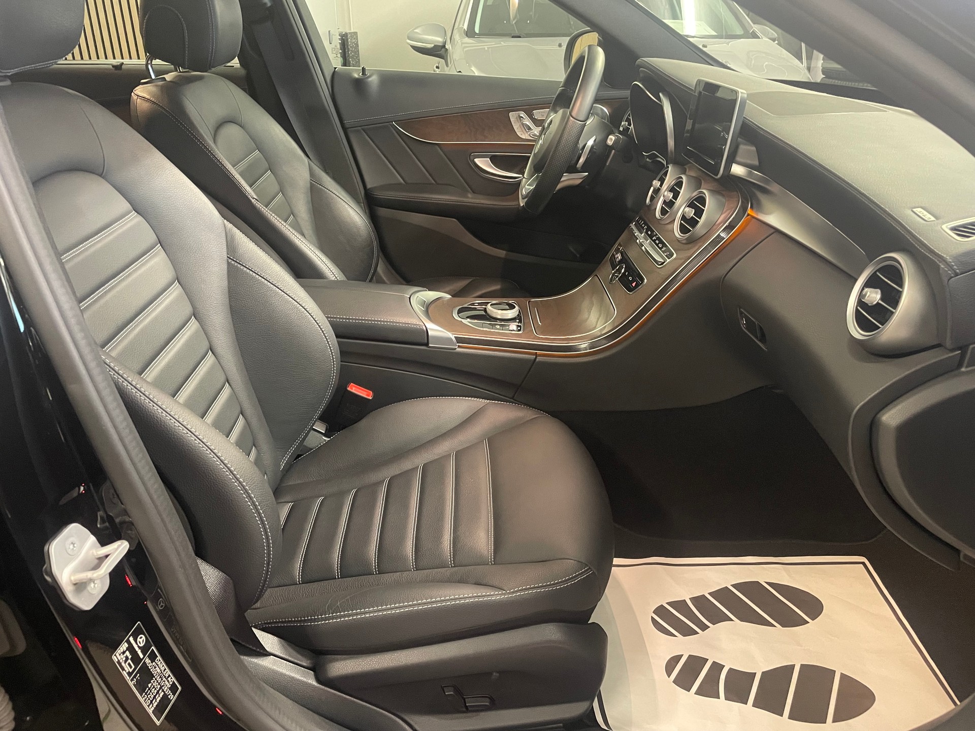 MERCEDES-BENZ C 400 AMG Line 4Matic 7G-Tronic-image-9