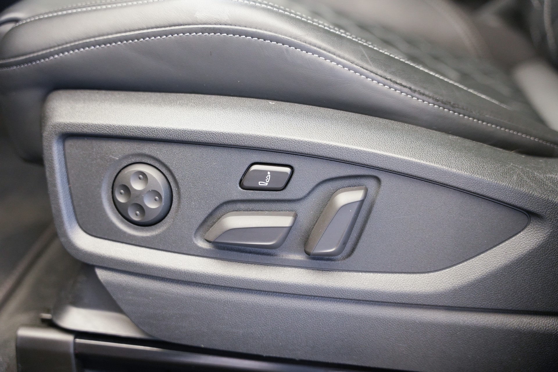 AUDI SQ5 TFSI quattro S-tronic *CH-Fahrzeug* *Panorama* *Luftfahrwerk* *B&O*-image-19