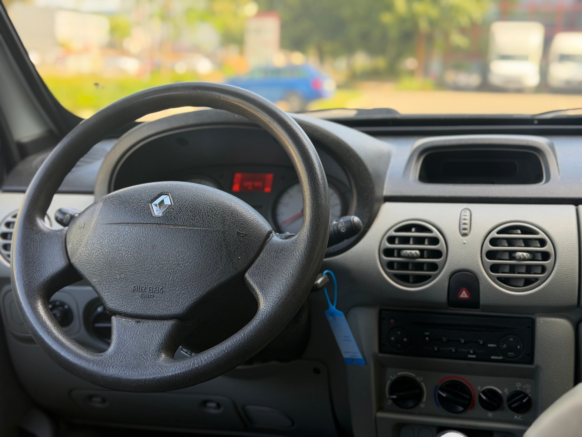 RENAULT Kangoo 1.6 16V Privilège 4x4-image-9