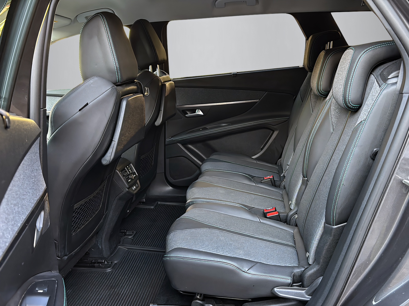PEUGEOT 5008 1.2 PureTech Allure Pack-image-6