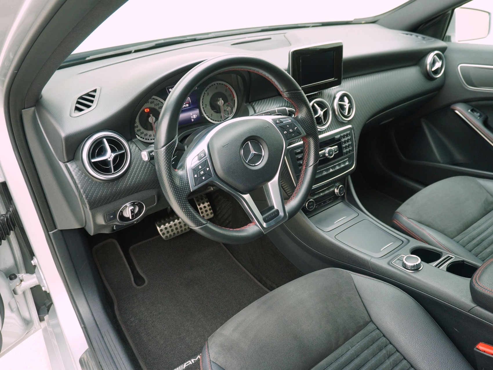 MERCEDES-BENZ A-Klasse A 220 CDI AMG Line 4matic-image-9
