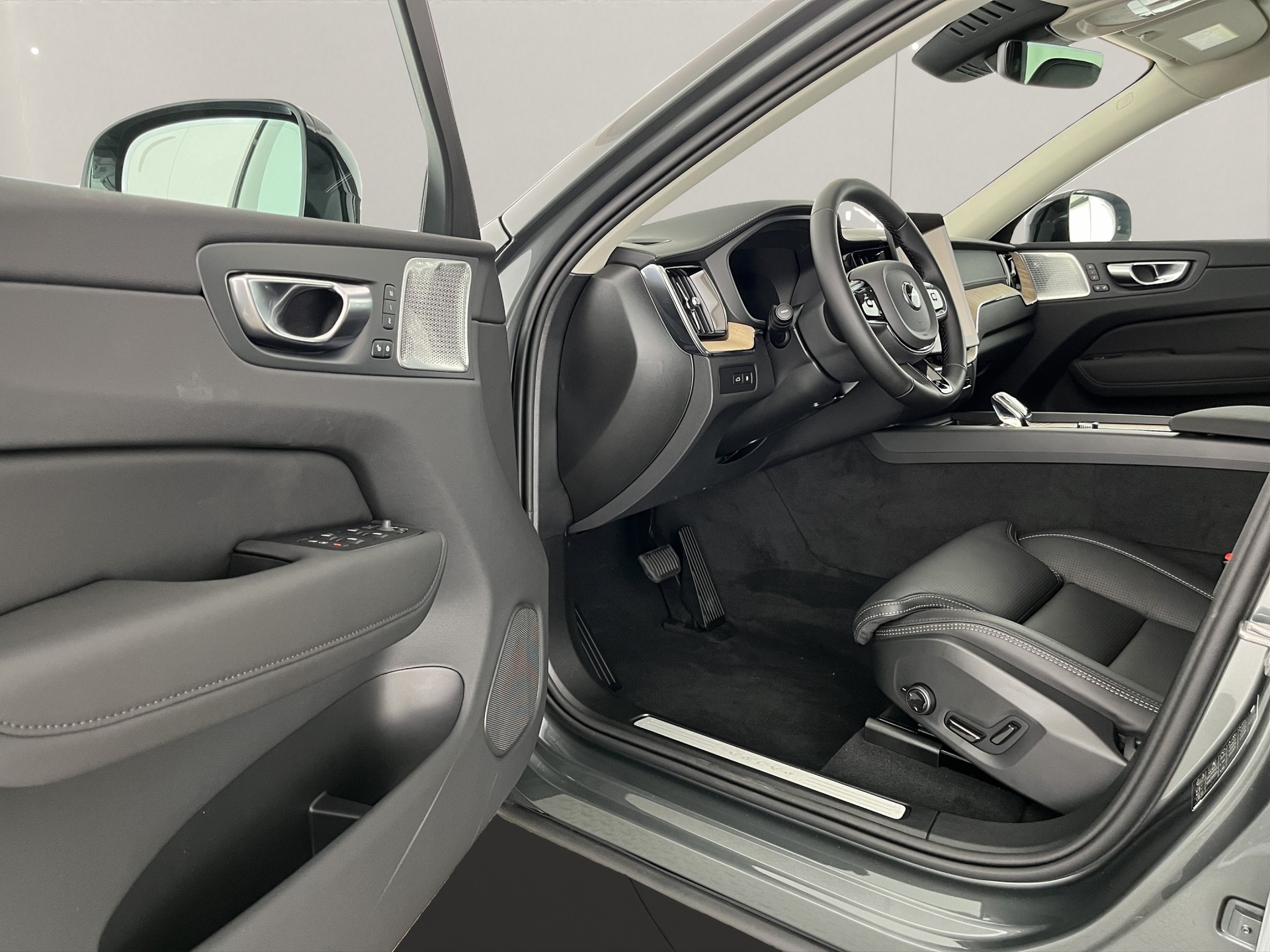 VOLVO XC60 2.0 T8 TE Ultra Dark eAWD-image-8