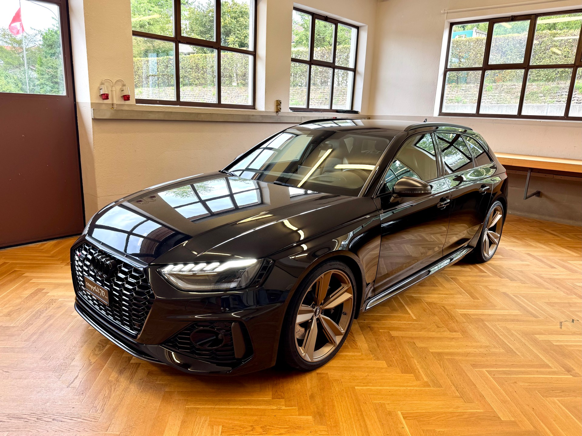 AUDI RS4 Avant quattro tiptronic-showroom-element-1