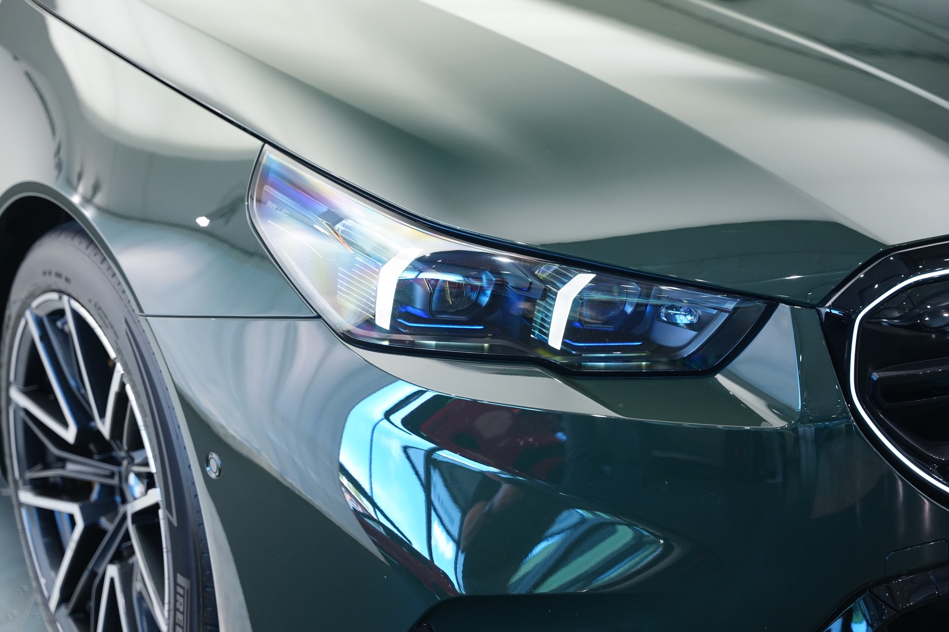 BMW M5 xDrive Touring *Brewster Green* *Keramik* *Pano* *Iconic Glow*-image-61